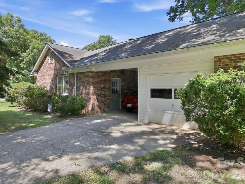 401 White Oaks Drive, Salisbury, NC 28147.  MLS# CAR4387648, YatesRealty ID 27175. 