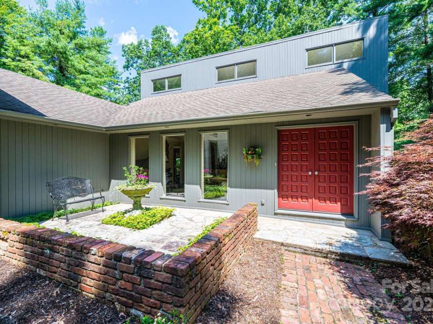 902 Cherokee Place, Lenoir, NC 28645.  MLS# CAR4277331, YatesRealty ID 27183. 