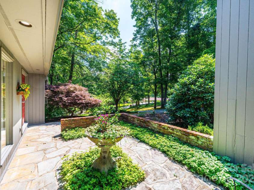 902 Cherokee Place, Lenoir, NC 28645.  MLS# CAR4277331, YatesRealty ID 27183. 