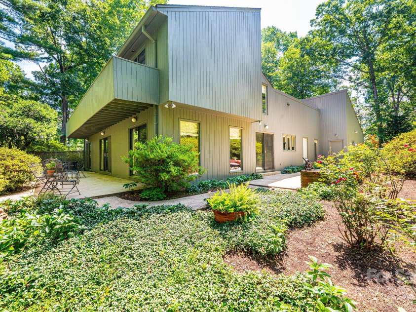 902 Cherokee Place, Lenoir, NC 28645.  MLS# CAR4277331, YatesRealty ID 27183. 