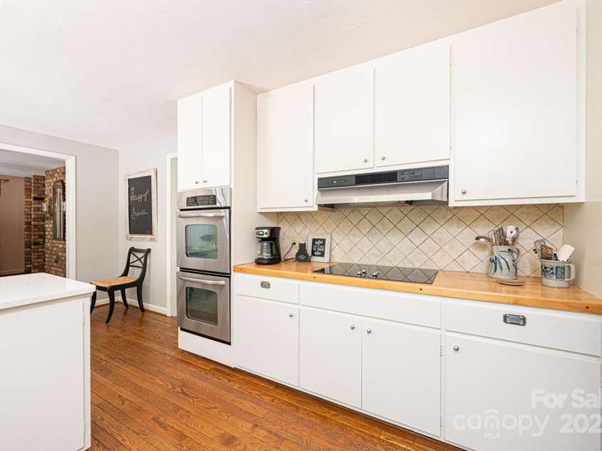 902 Cherokee Place, Lenoir, NC 28645.  MLS# CAR4277331, YatesRealty ID 27183. 