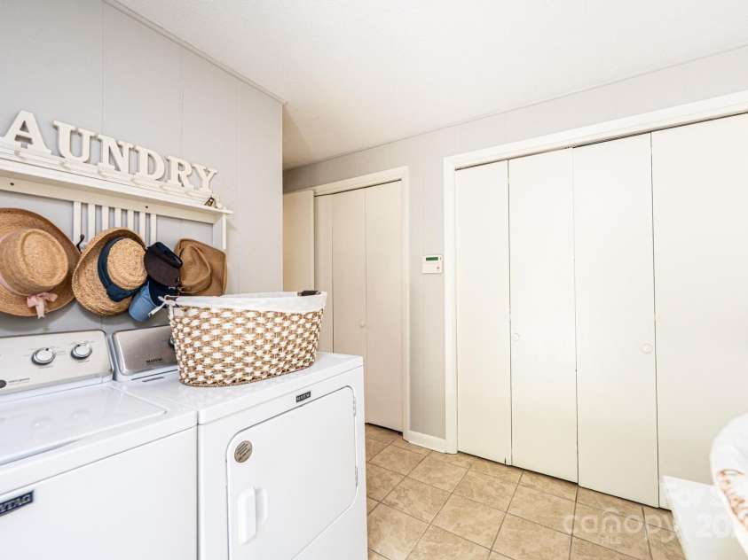 902 Cherokee Place, Lenoir, NC 28645.  MLS# CAR4277331, YatesRealty ID 27183. 