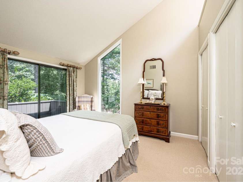 902 Cherokee Place, Lenoir, NC 28645.  MLS# CAR4277331, YatesRealty ID 27183. 