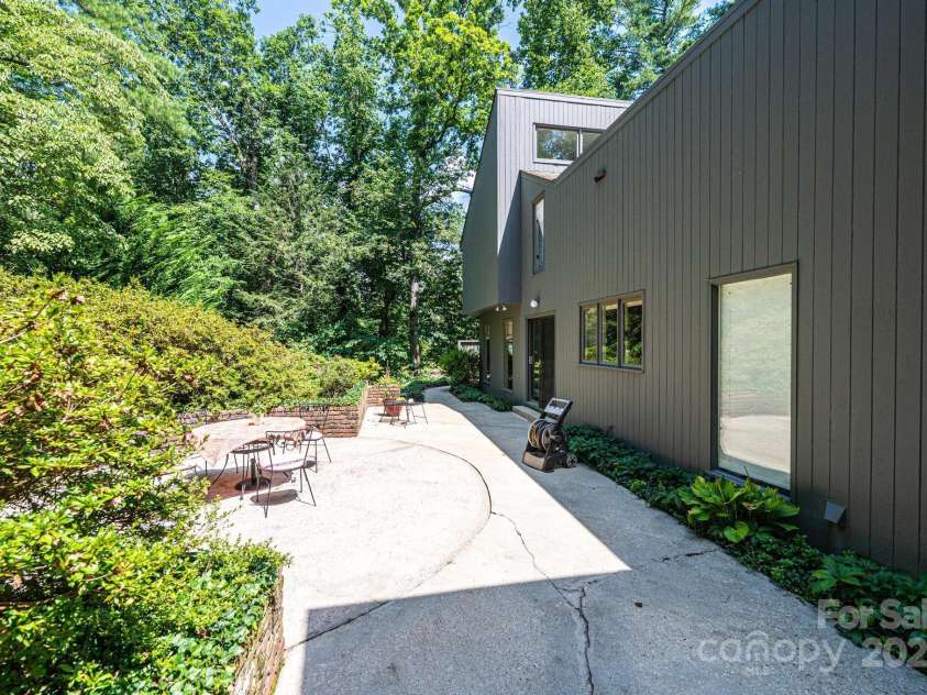 902 Cherokee Place, Lenoir, NC 28645.  MLS# CAR4277331, YatesRealty ID 27183. Patio outside kitchen and breakfast room area