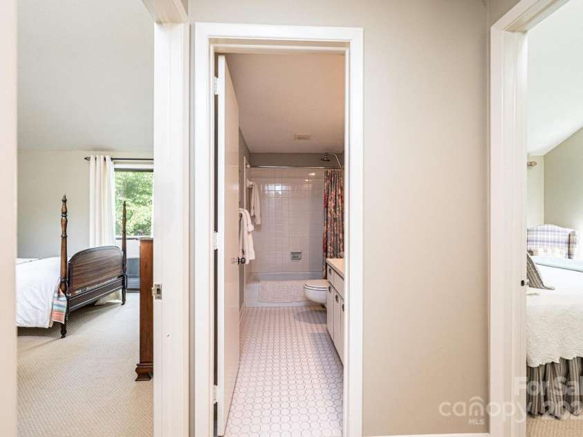 902 Cherokee Place, Lenoir, NC 28645.  MLS# CAR4277331, YatesRealty ID 27183. Upstairs full bath