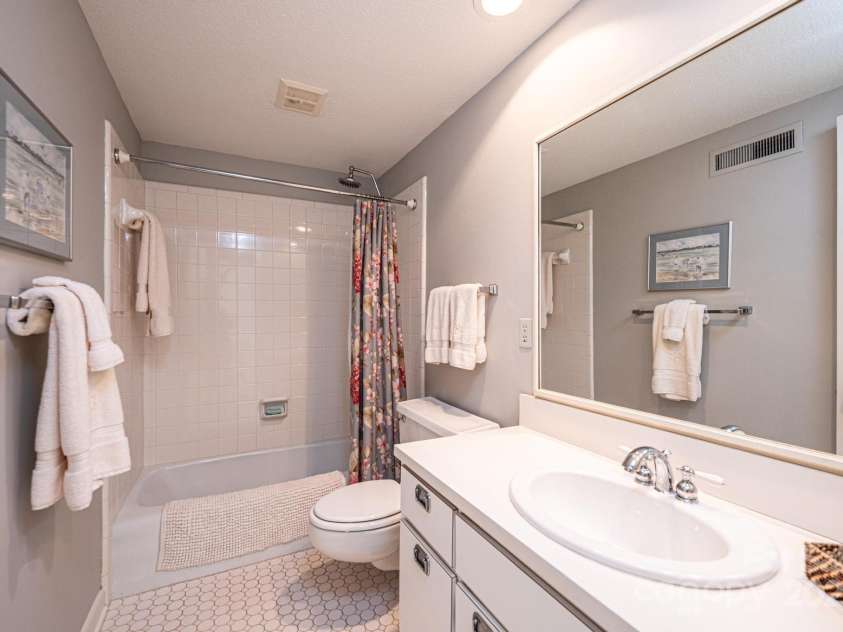 902 Cherokee Place, Lenoir, NC 28645.  MLS# CAR4277331, YatesRealty ID 27183. Upstairs full bathroom