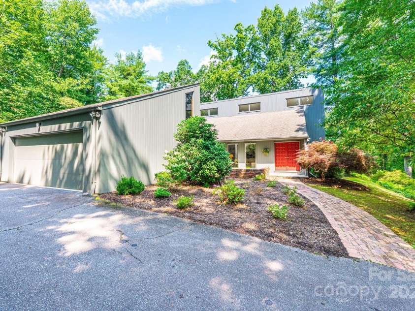 902 Cherokee Place, Lenoir, NC 28645.  MLS# CAR4277331, YatesRealty ID 27183. Welcome Home to 902 Cherokee Place!