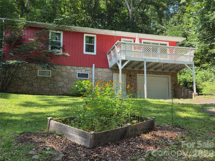 165 Mount Eire Drive, Sylva, NC 28779.  MLS# CAR4388618, YatesRealty ID 27186. 