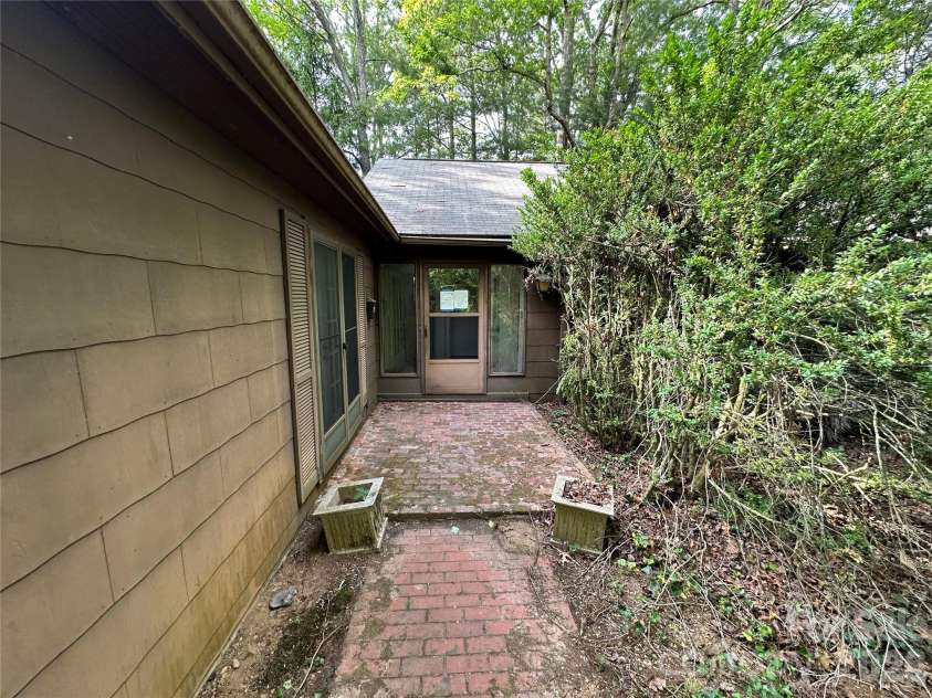 5 Lone Pine Road, Asheville, NC 28803.  MLS# CAR4388691, YatesRealty ID 27187. 