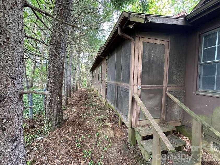 5 Lone Pine Road, Asheville, NC 28803.  MLS# CAR4388691, YatesRealty ID 27187. 