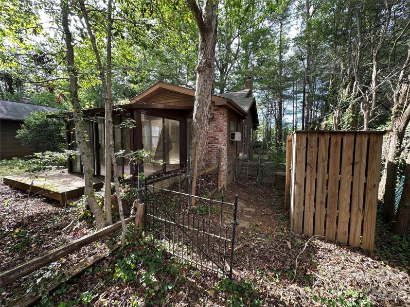 5 Lone Pine Road, Asheville, NC 28803.  MLS# CAR4388691, YatesRealty ID 27187. 