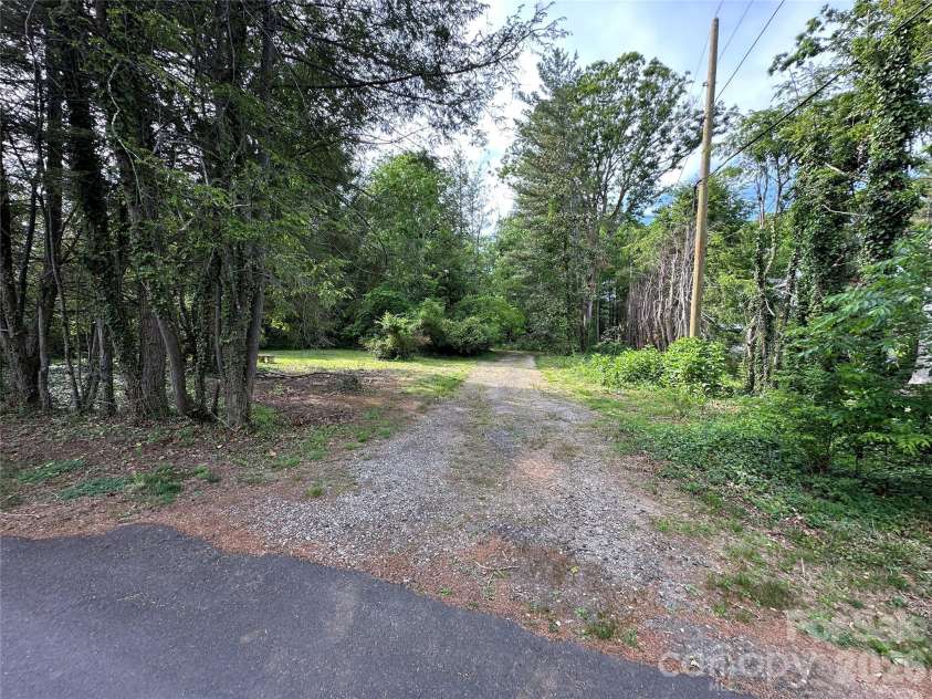 5 Lone Pine Road, Asheville, NC 28803.  MLS# CAR4388691, YatesRealty ID 27187. 