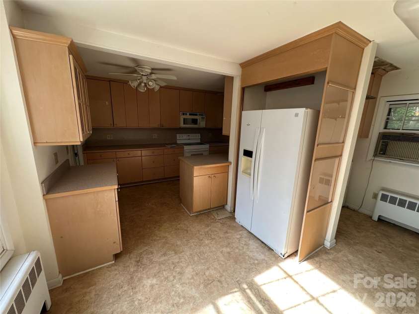 5 Lone Pine Road, Asheville, NC 28803.  MLS# CAR4388691, YatesRealty ID 27187. 