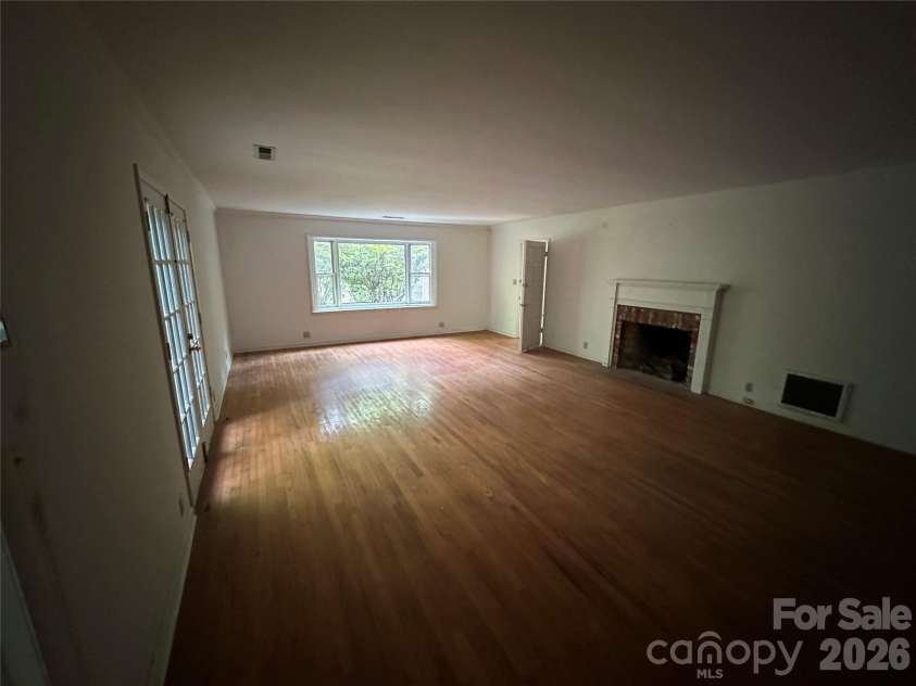 5 Lone Pine Road, Asheville, NC 28803.  MLS# CAR4388691, YatesRealty ID 27187. 