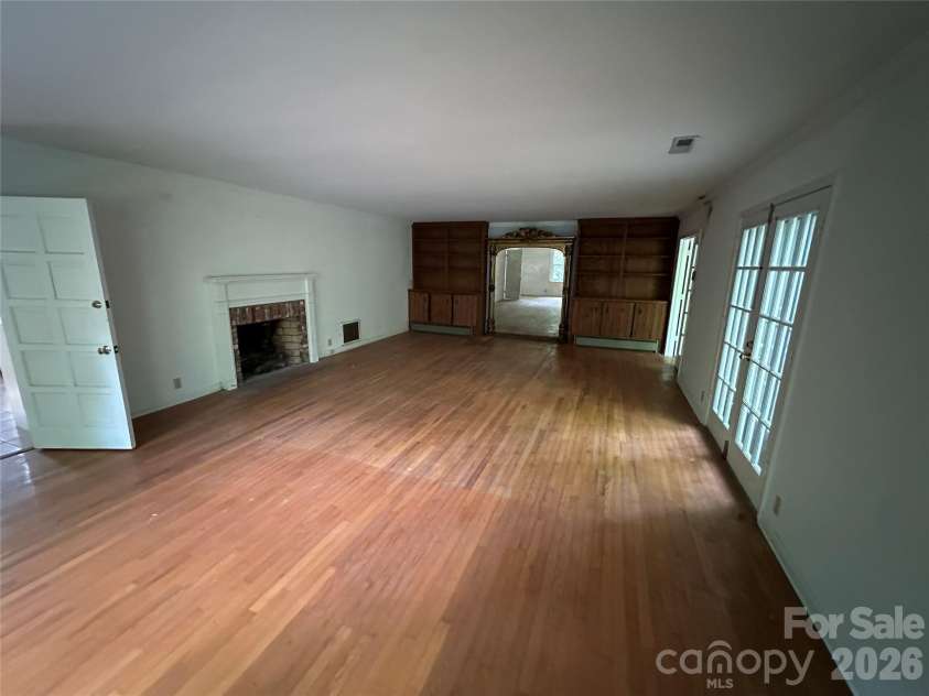5 Lone Pine Road, Asheville, NC 28803.  MLS# CAR4388691, YatesRealty ID 27187. 