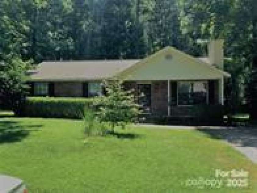 4825 Banfshire Road, Charlotte, NC 28215.  MLS# CAR4238610, YatesRealty ID 2719. 