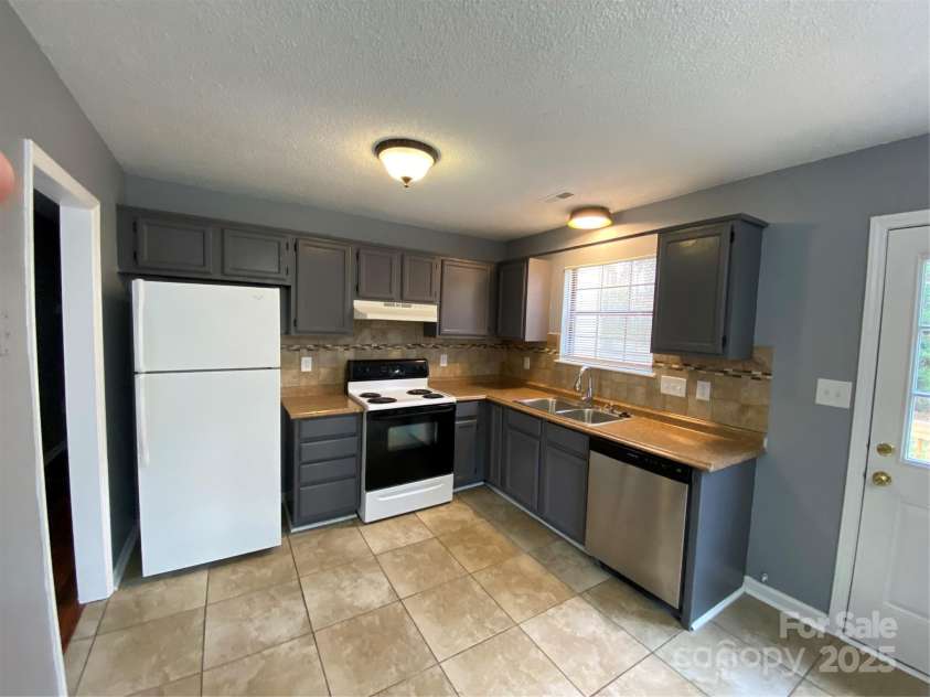 4825 Banfshire Road, Charlotte, NC 28215.  MLS# CAR4238610, YatesRealty ID 2719. 