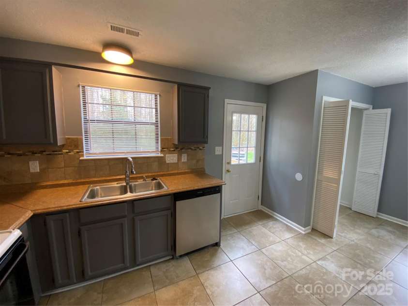 4825 Banfshire Road, Charlotte, NC 28215.  MLS# CAR4238610, YatesRealty ID 2719. 