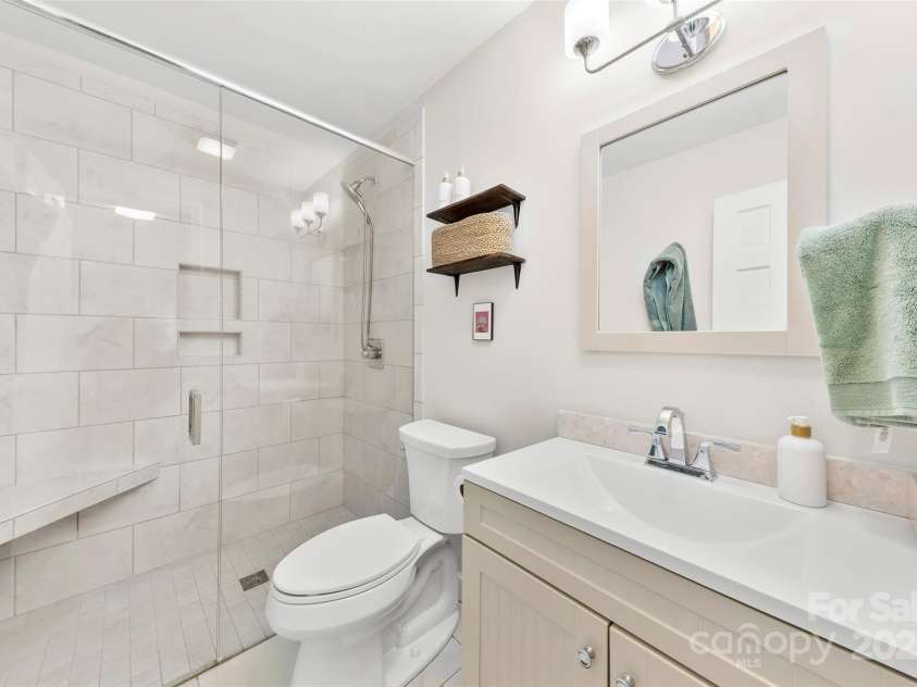 1126 Woodlawn Road, Charlotte, NC 28209.  MLS# CAR4281650, YatesRealty ID 27192. Full bathroom.