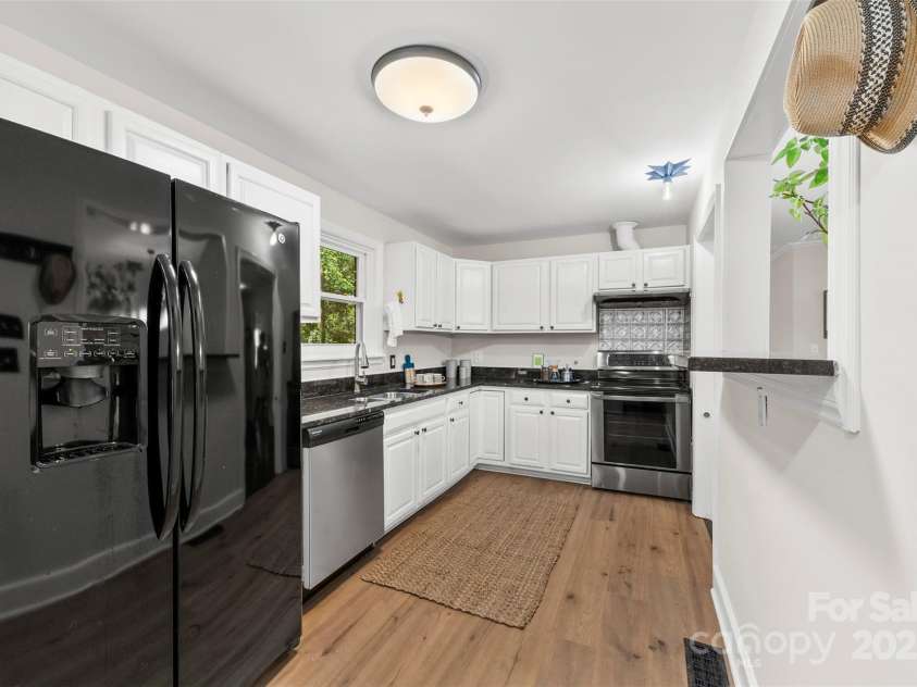 1126 Woodlawn Road, Charlotte, NC 28209.  MLS# CAR4281650, YatesRealty ID 27192. Kitchen.