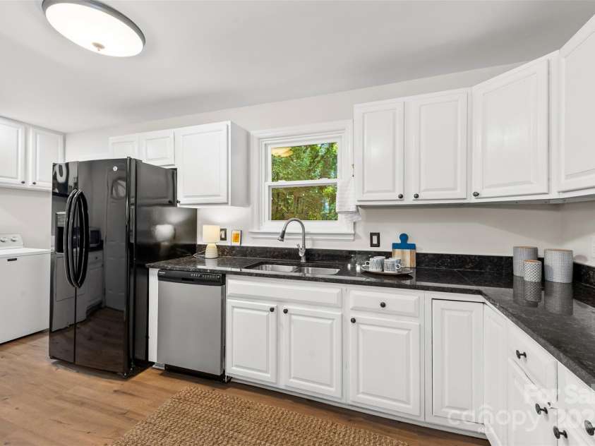 1126 Woodlawn Road, Charlotte, NC 28209.  MLS# CAR4281650, YatesRealty ID 27192. Kitchen.