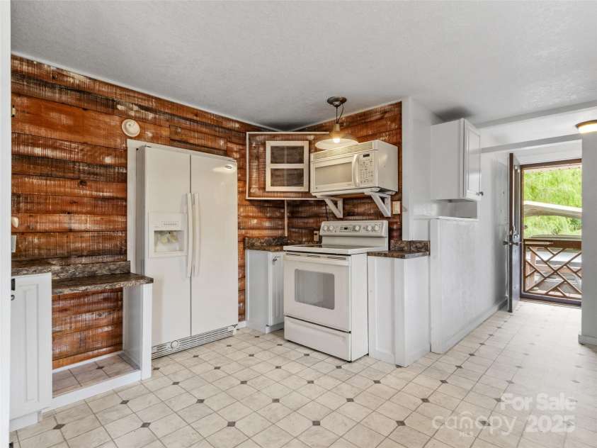 170 Styles Road, Burnsville, NC 28714.  MLS# CAR4283416, YatesRealty ID 27199. 