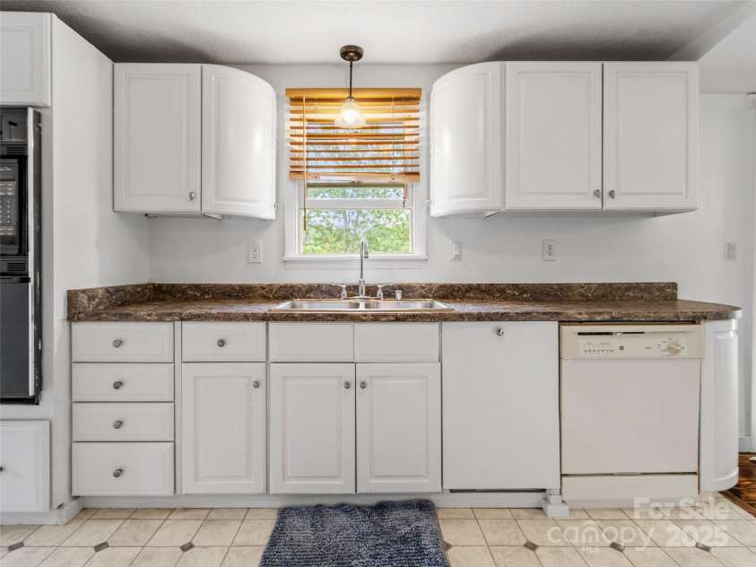 170 Styles Road, Burnsville, NC 28714.  MLS# CAR4283416, YatesRealty ID 27199. 