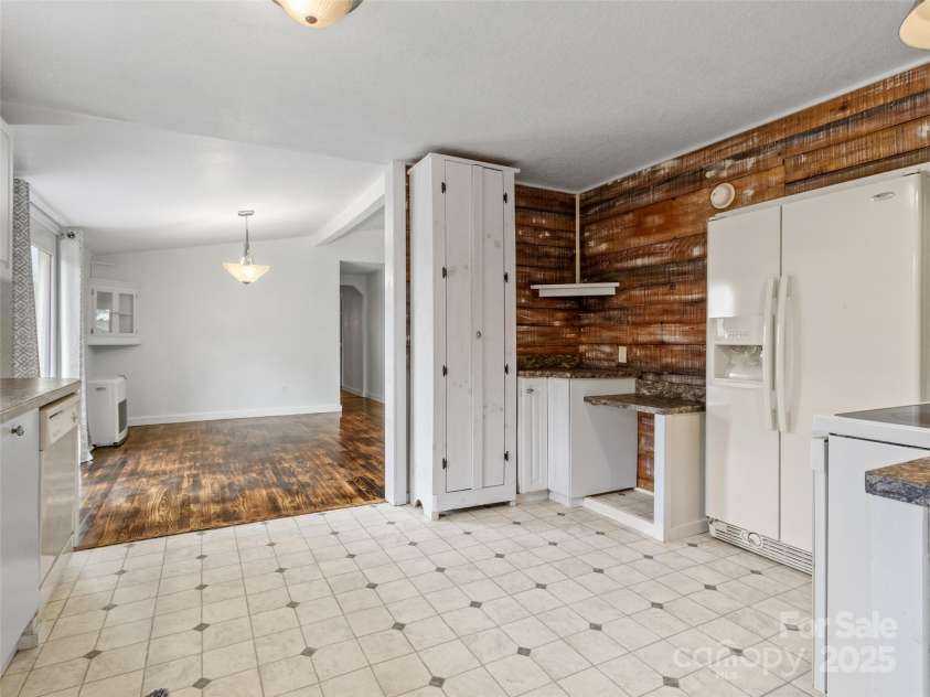 170 Styles Road, Burnsville, NC 28714.  MLS# CAR4283416, YatesRealty ID 27199. 