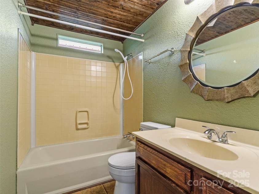 170 Styles Road, Burnsville, NC 28714.  MLS# CAR4283416, YatesRealty ID 27199. Bathroom 2