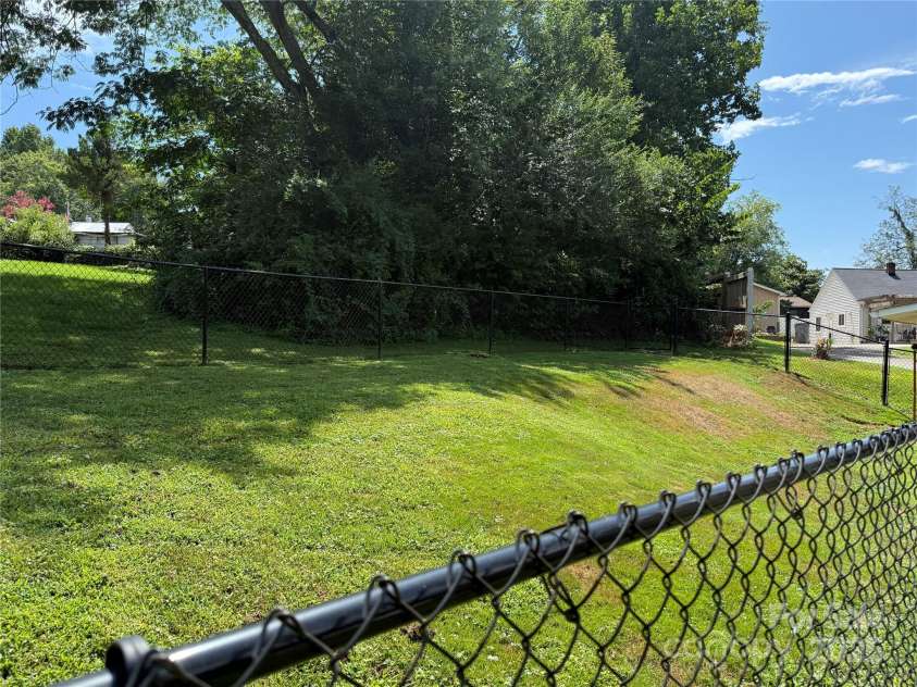 1492 Overlook Drive, Lenoir, NC 28645.  MLS# CAR4283554, YatesRealty ID 27200. 