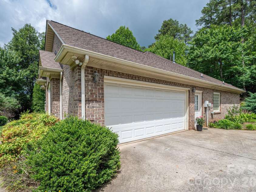 116 28th Avenue, Hickory, NC 28601.  MLS# CAR4386796, YatesRealty ID 27202. 