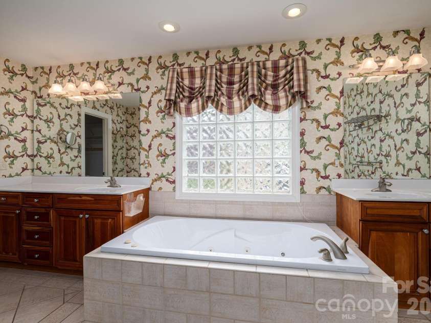 116 28th Avenue, Hickory, NC 28601.  MLS# CAR4386796, YatesRealty ID 27202. 