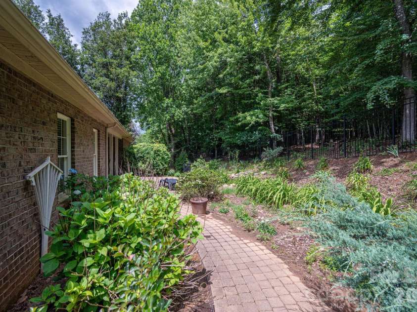116 28th Avenue, Hickory, NC 28601.  MLS# CAR4386796, YatesRealty ID 27202. 