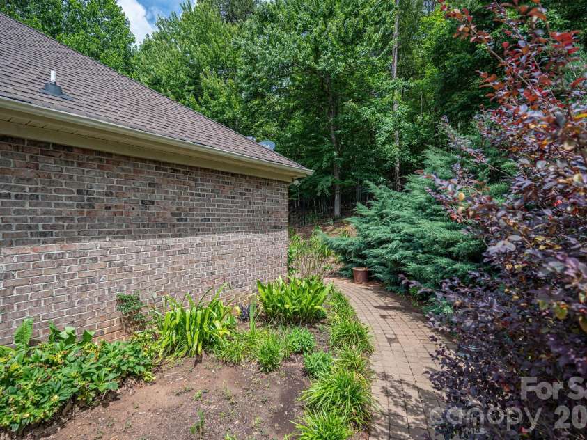 116 28th Avenue, Hickory, NC 28601.  MLS# CAR4386796, YatesRealty ID 27202. 