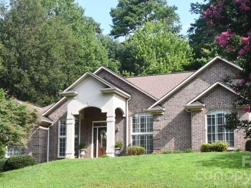 116 28th Avenue, Hickory, NC 28601.  MLS# CAR4386796, YatesRealty ID 27202. 