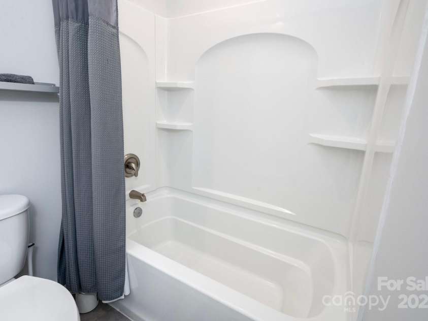 18 Oteen Park Place, Asheville, NC 28805.  MLS# CAR4282740, YatesRealty ID 27208. Unit 20-Deep Soaking Tub and Shower