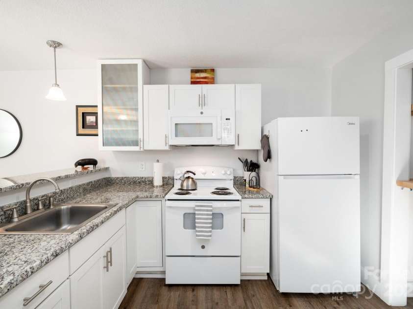 18 Oteen Park Place, Asheville, NC 28805.  MLS# CAR4282740, YatesRealty ID 27208. Unit 20-Nicely Equipped Kitchen