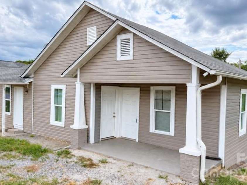 2007 York Road, Gastonia, NC 28052.  MLS# CAR4424066, YatesRealty ID 2721. 