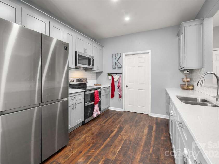 3434 Charterhall Lane, Charlotte, NC 28215.  MLS# CAR4330363, YatesRealty ID 2721. 