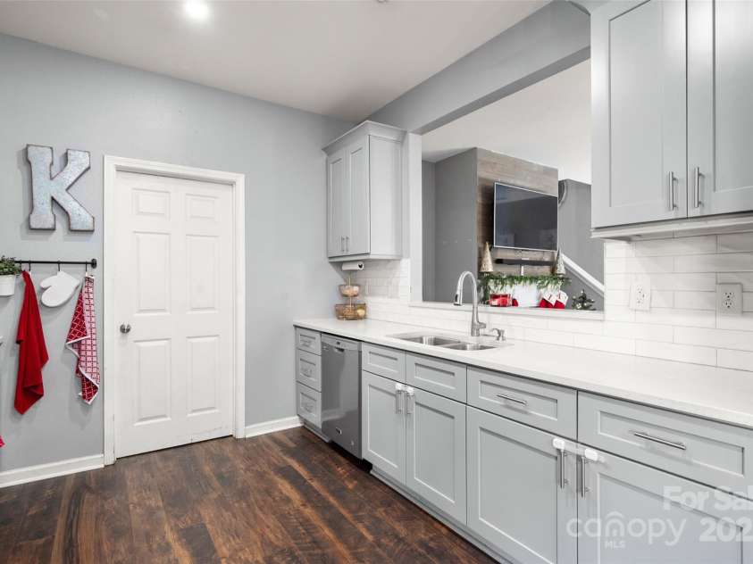 3434 Charterhall Lane, Charlotte, NC 28215.  MLS# CAR4330363, YatesRealty ID 2721. 