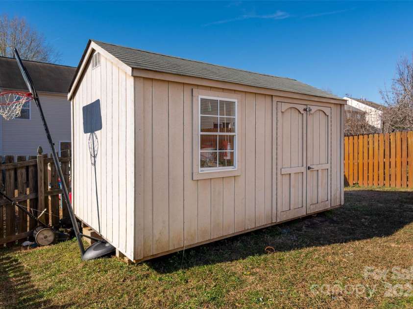 3434 Charterhall Lane, Charlotte, NC 28215.  MLS# CAR4330363, YatesRealty ID 2721. 