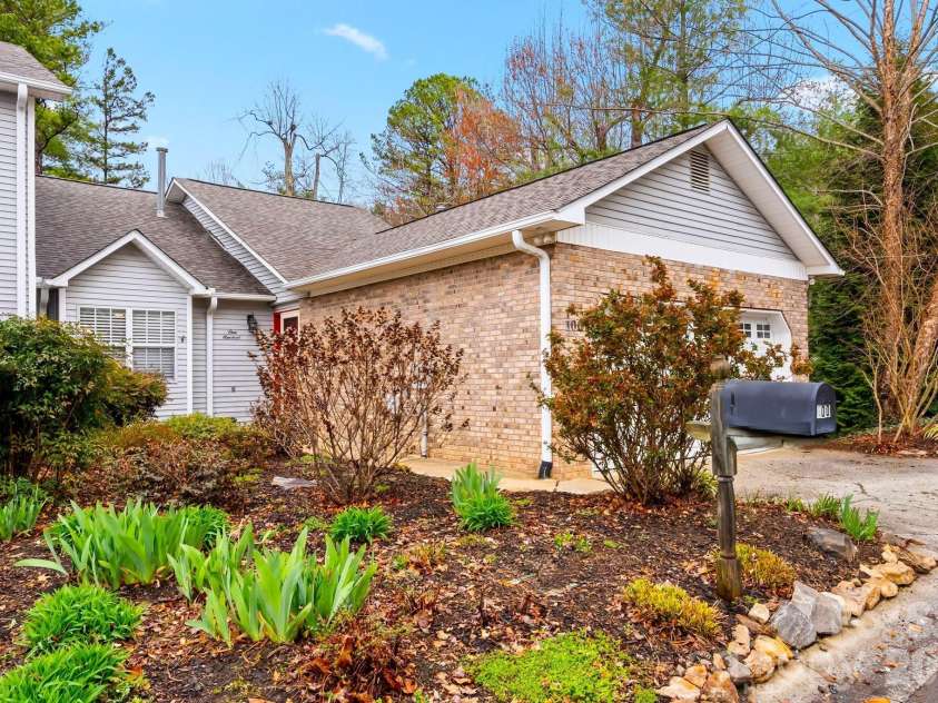 100 Thistle Knoll Court, Asheville, NC 28803.  MLS# CAR4355121, YatesRealty ID 27213. 