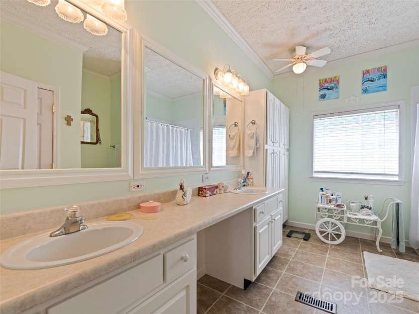 32 Perseverance Drive, Canton, NC 28716.  MLS# CAR4282125, YatesRealty ID 27213. Primary Bath