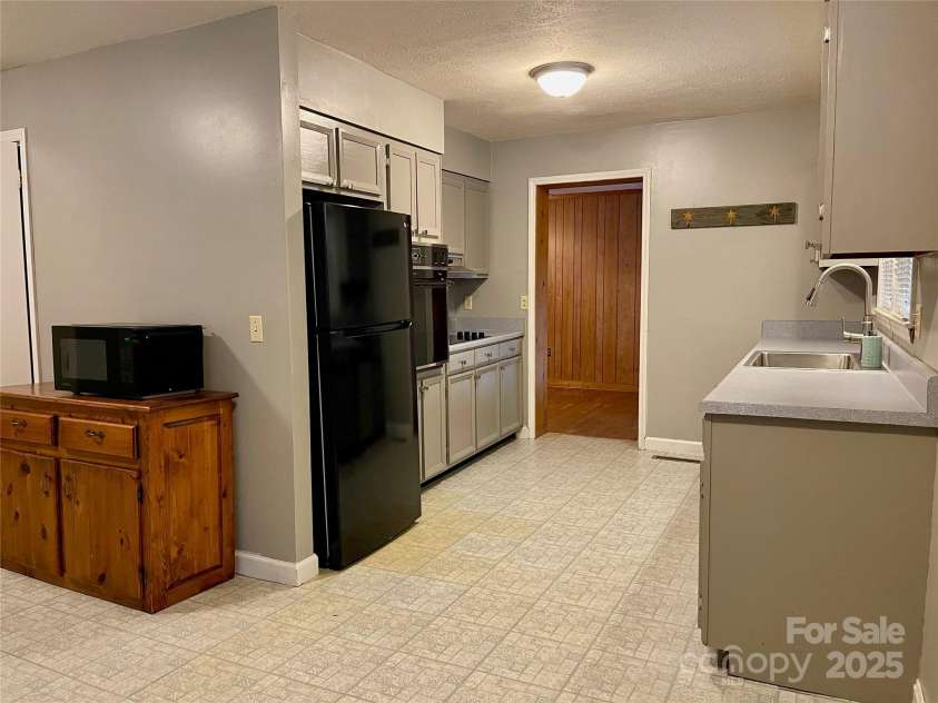 122 Eastview Street, Hudson, NC 28638.  MLS# CAR4283320, YatesRealty ID 27215. 