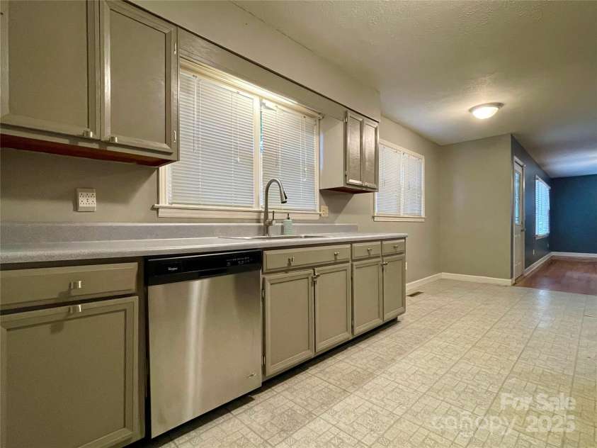 122 Eastview Street, Hudson, NC 28638.  MLS# CAR4283320, YatesRealty ID 27215. 