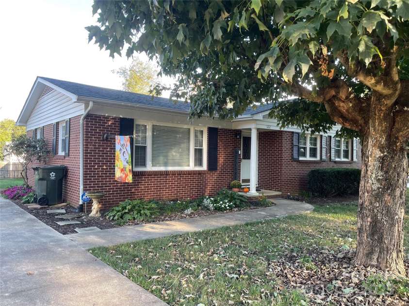 122 Eastview Street, Hudson, NC 28638.  MLS# CAR4283320, YatesRealty ID 27215. 