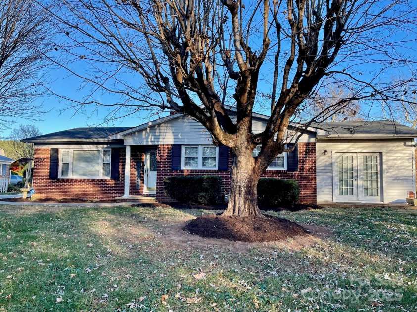 122 Eastview Street, Hudson, NC 28638.  MLS# CAR4283320, YatesRealty ID 27215. 