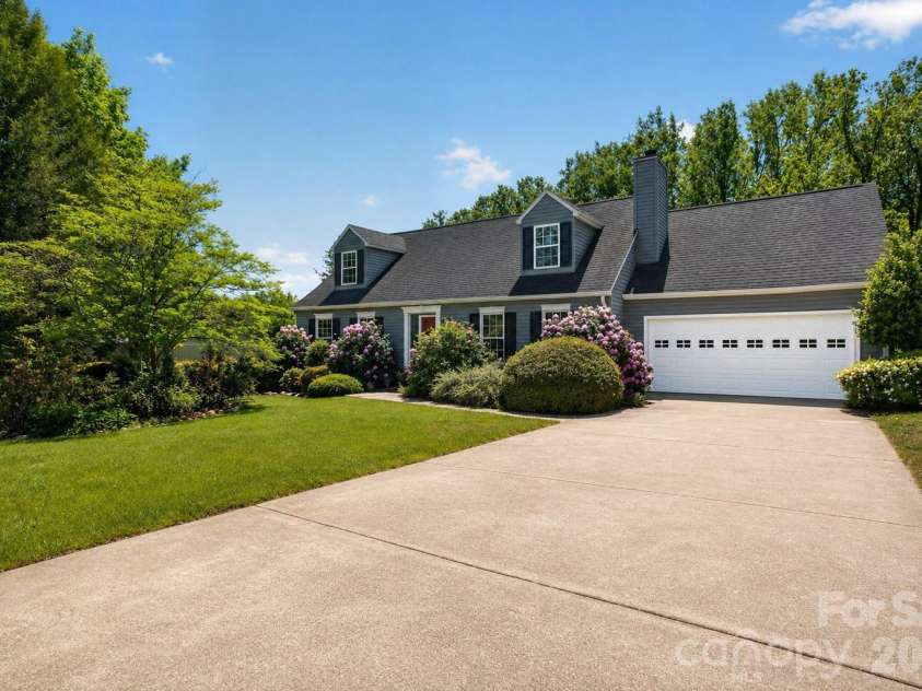 67 Beechwood Drive, Hendersonville, NC 28742.  MLS# CAR4376900, YatesRealty ID 27216. 