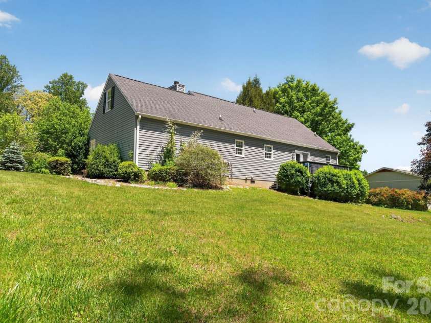 67 Beechwood Drive, Hendersonville, NC 28742.  MLS# CAR4376900, YatesRealty ID 27216. 
