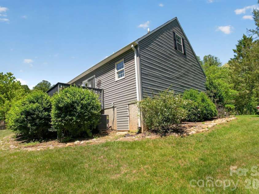 67 Beechwood Drive, Hendersonville, NC 28742.  MLS# CAR4376900, YatesRealty ID 27216. 